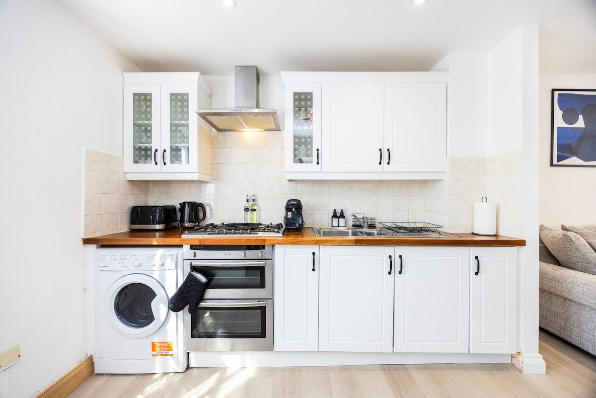 Stylish 2BR • Canary Wharf • Free Parking
