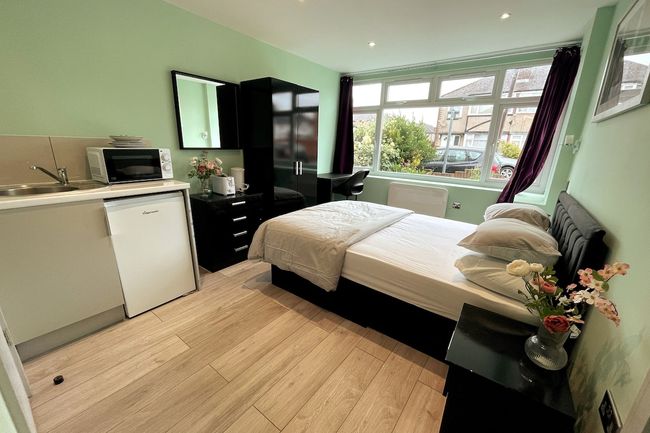 Letzi private en-suite, Near Heathrow Airport T3