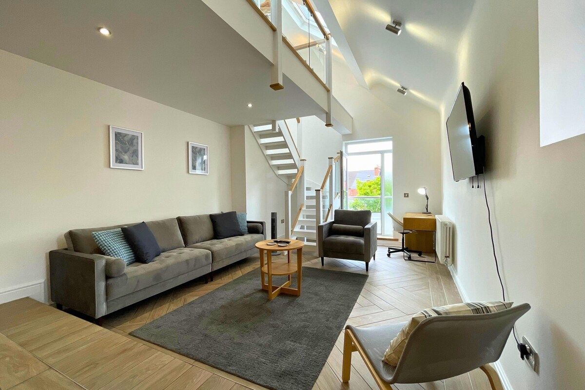 Luxury 4 Bedroom Duplex Apartment Near Doncaster Race Course and Hospital, Sleeps 7