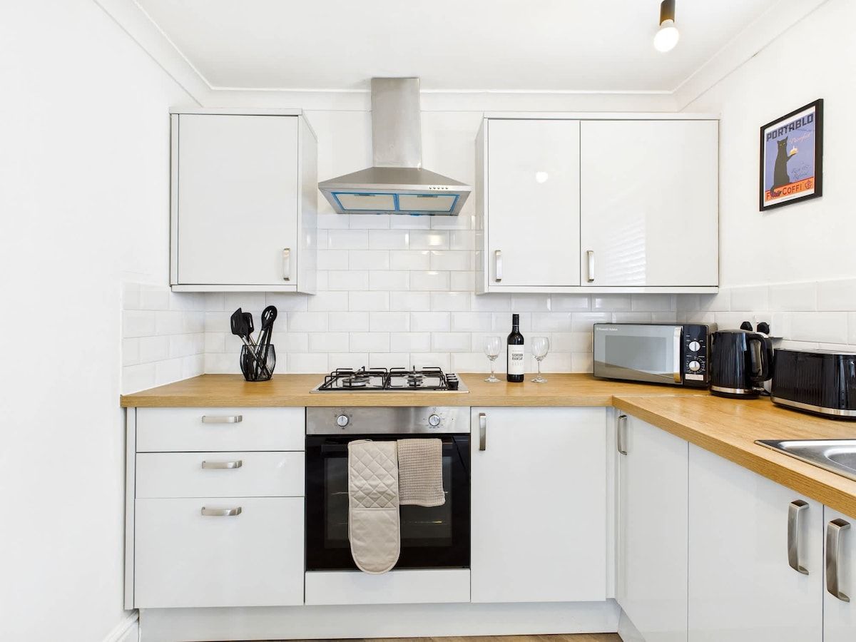 Steel Town | 4 Bed | Parking | Wifi | Contractors