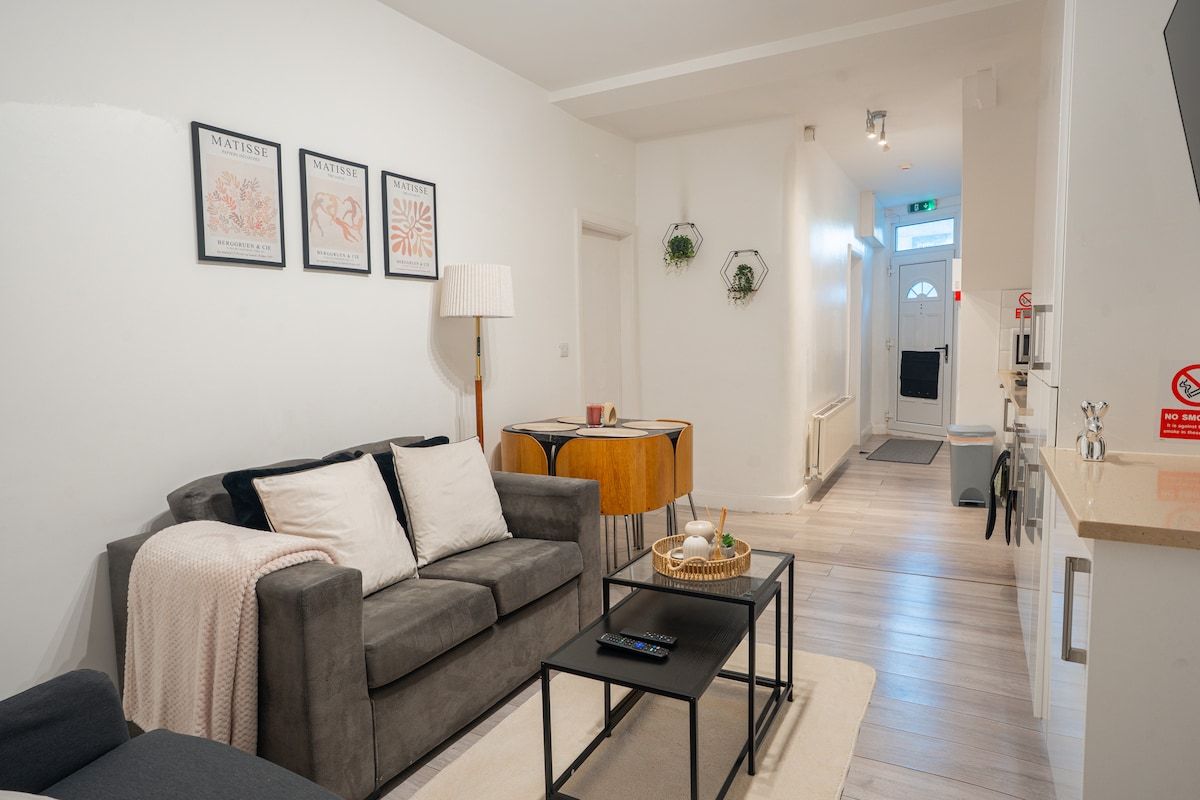 Modern 3 Bed 3 Bath Flat | Parking | Edgware