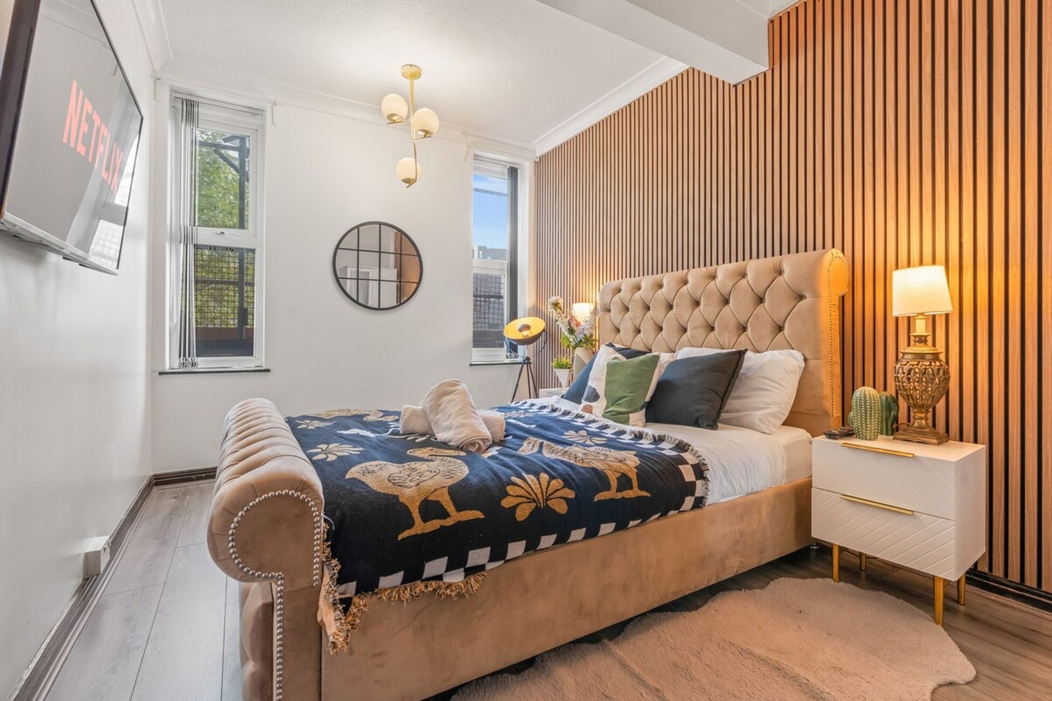 Modern 3-Bed Flat in City Centre, Sleeps 8