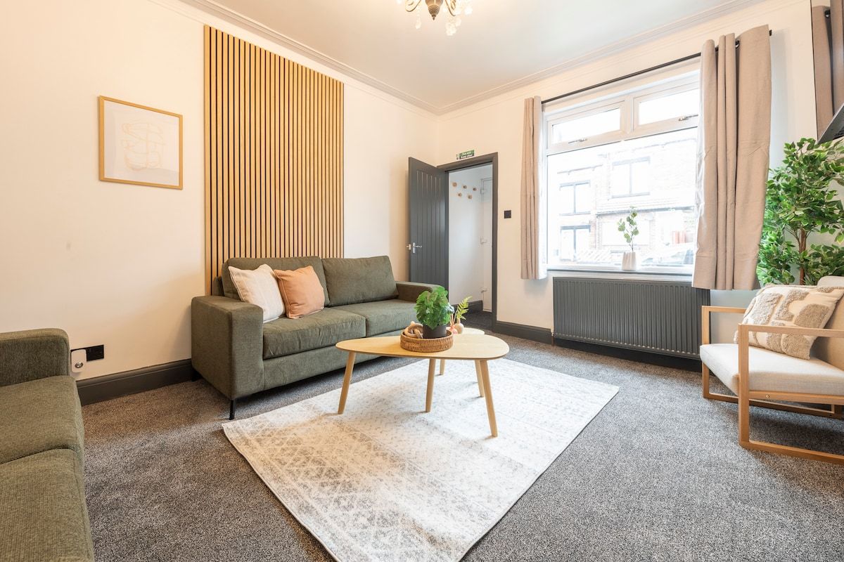 Spacious 4-Bed Home Near Kirkstall & Leeds City