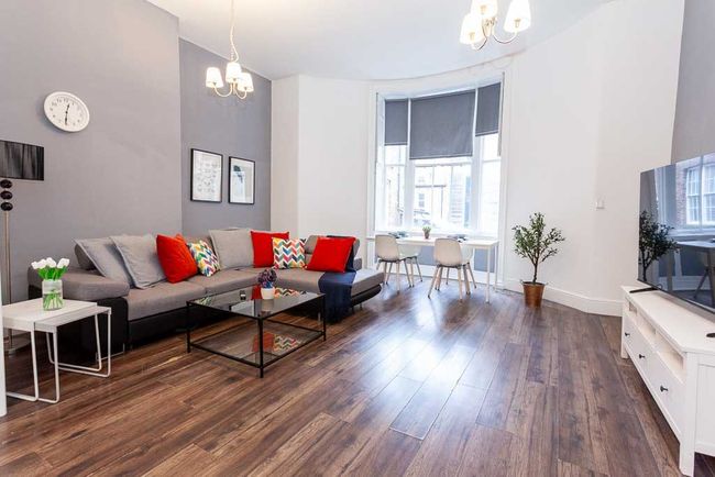 Spacious Apt | Walk to Royal Albert Dock & Shops