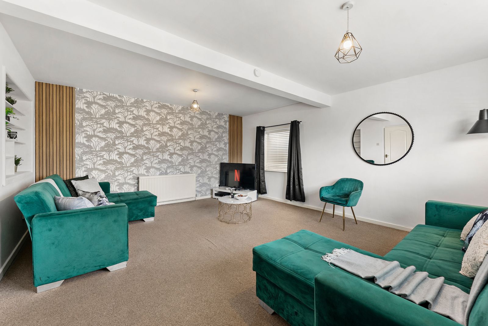 20% off! Large Spacious Abode with Games Room!