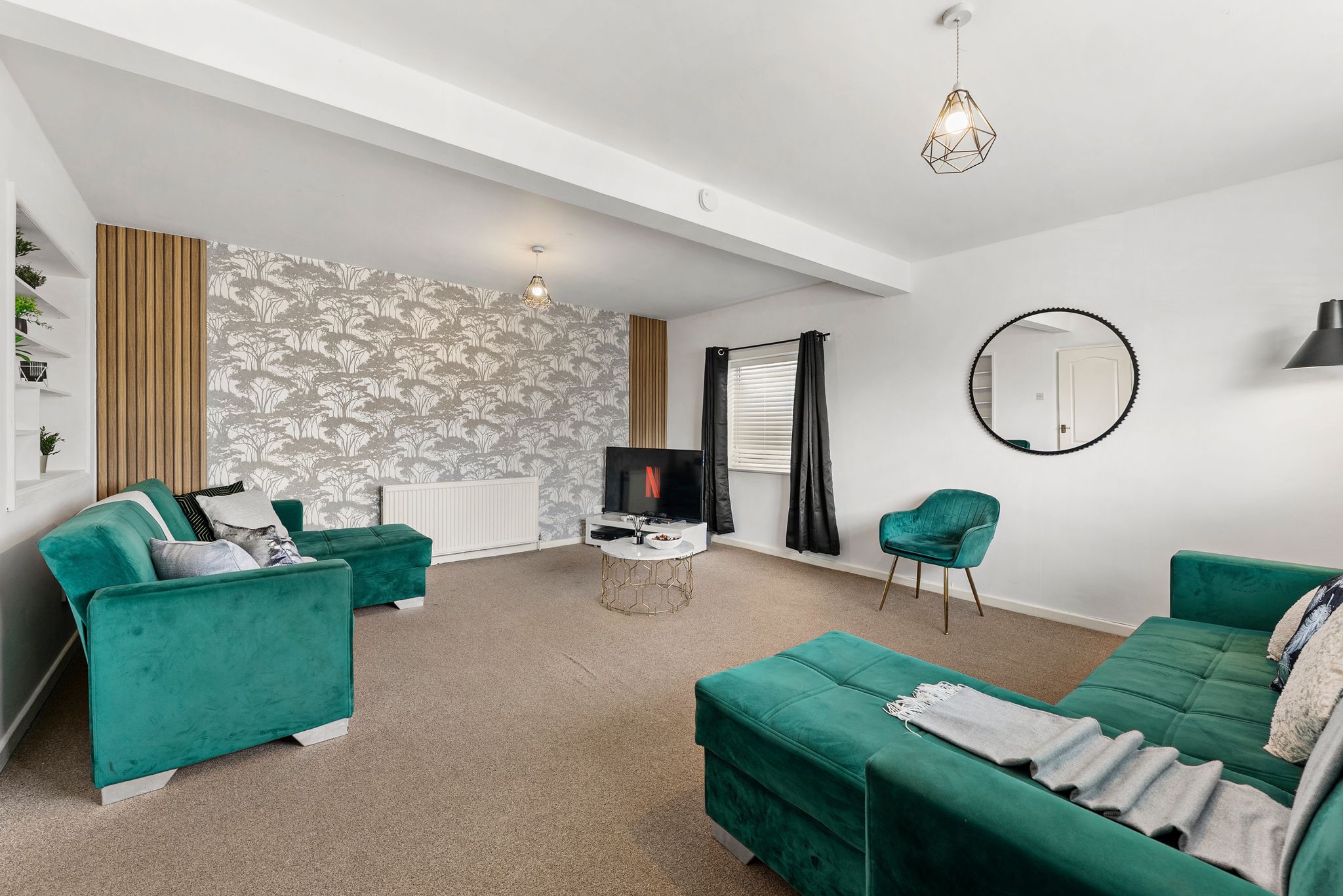 20% off! Large Spacious Abode with Games Room!