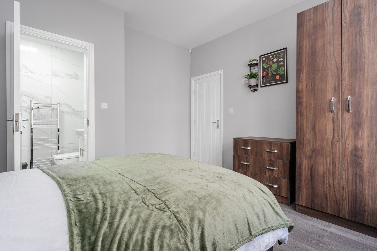 Hotel Style Private En-Suite, Room 5