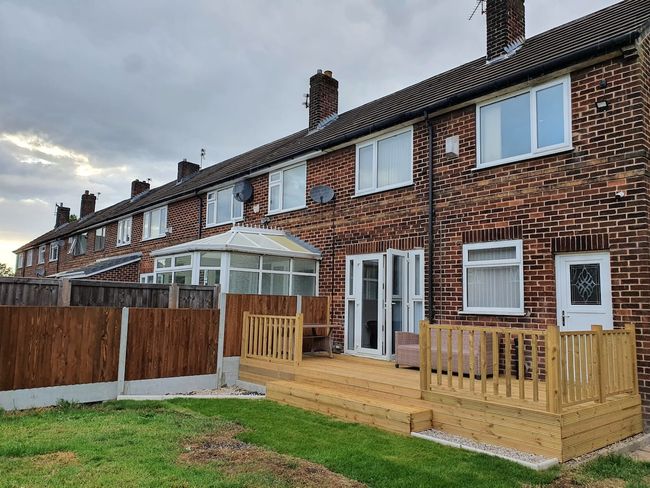 Stylish 3BR | 12 mins to Trafford + Free Parking