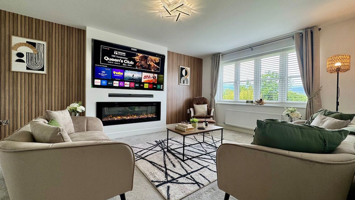Spacious 4 Bedroom Home With Driveway