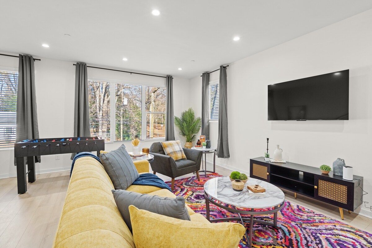 Stylish Stay with Rooftop Views and Garage Access