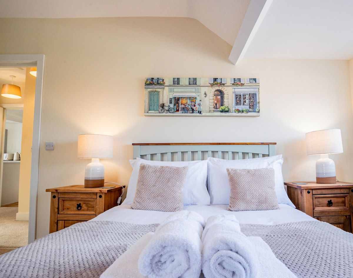 Bright, Modern Apartment in City Centre with Private Driveway Parking