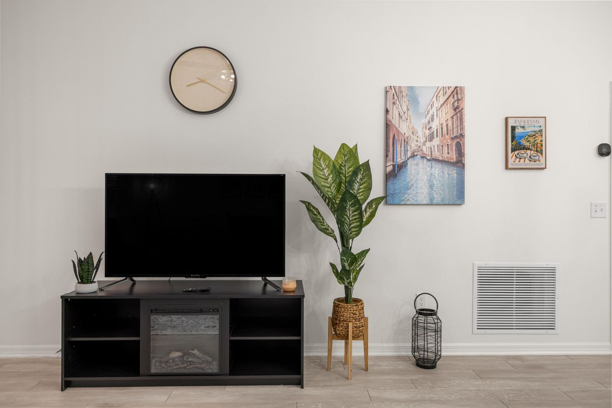 2BR · 2 Bath · Golf Cart · Mins to Eastport Sq — photo 4