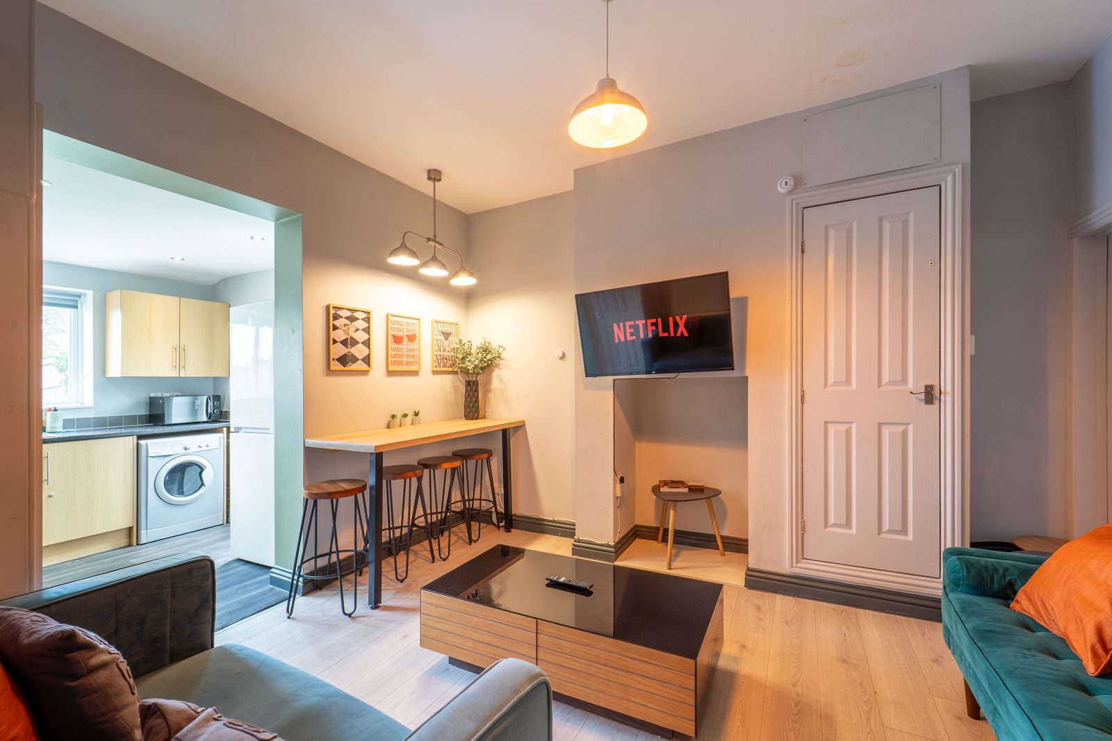 4 Bedroom Stylish House in Redditch - Free Parking