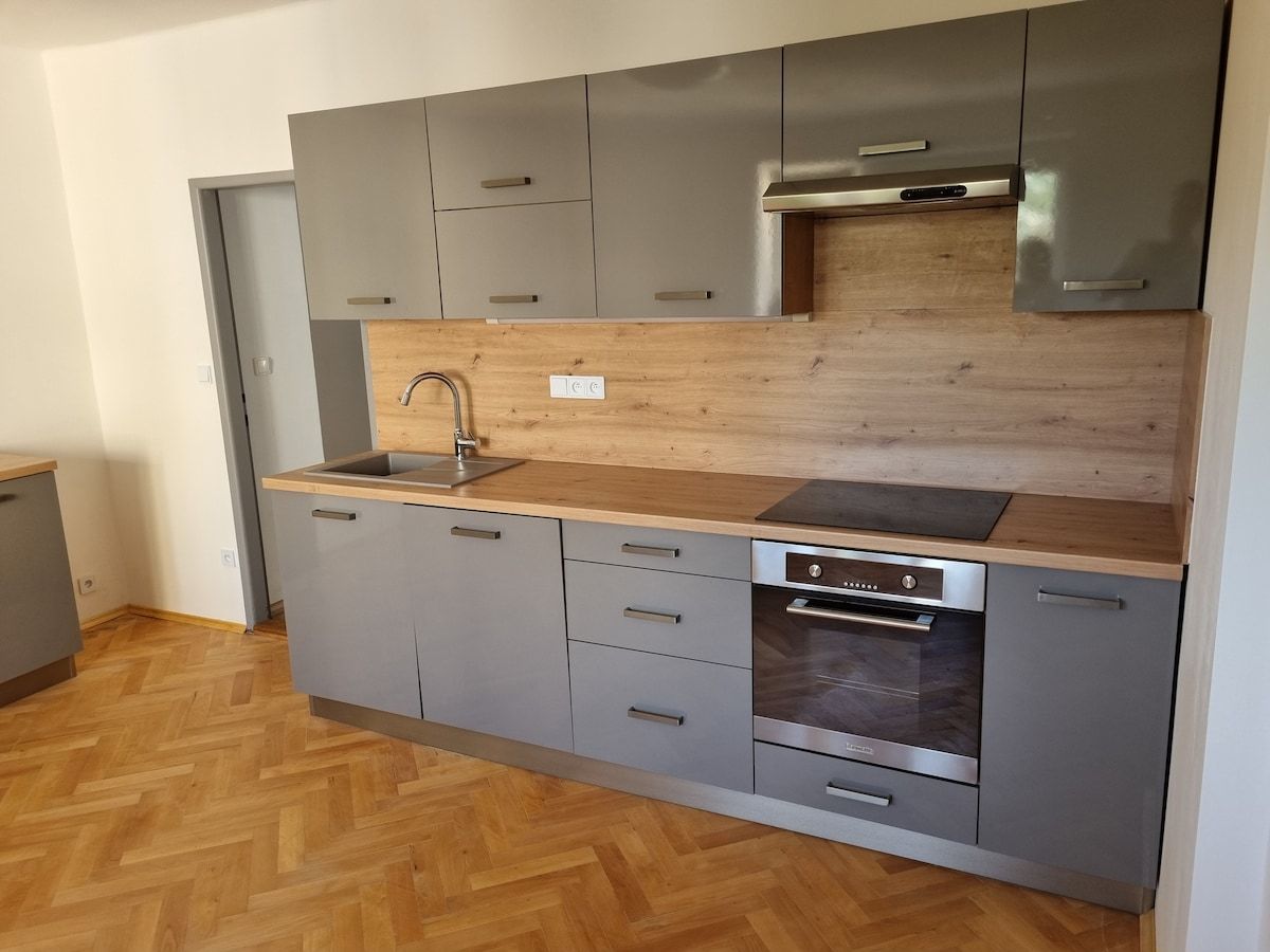 Byt u řeky, dvě ložnice + balkón