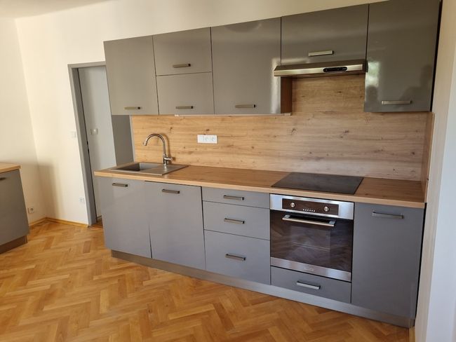 Byt u řeky, dvě ložnice + balkón