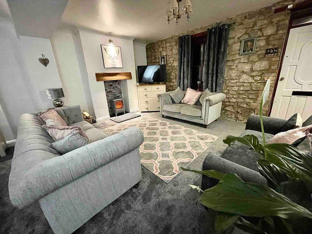 A Superb Size Cottage By The Canal With Cymru Holidays