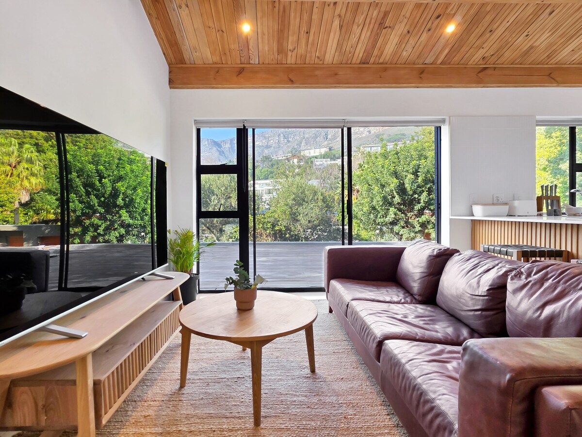 Stylish 1-Bed on Signal Hill · Views and hot tub