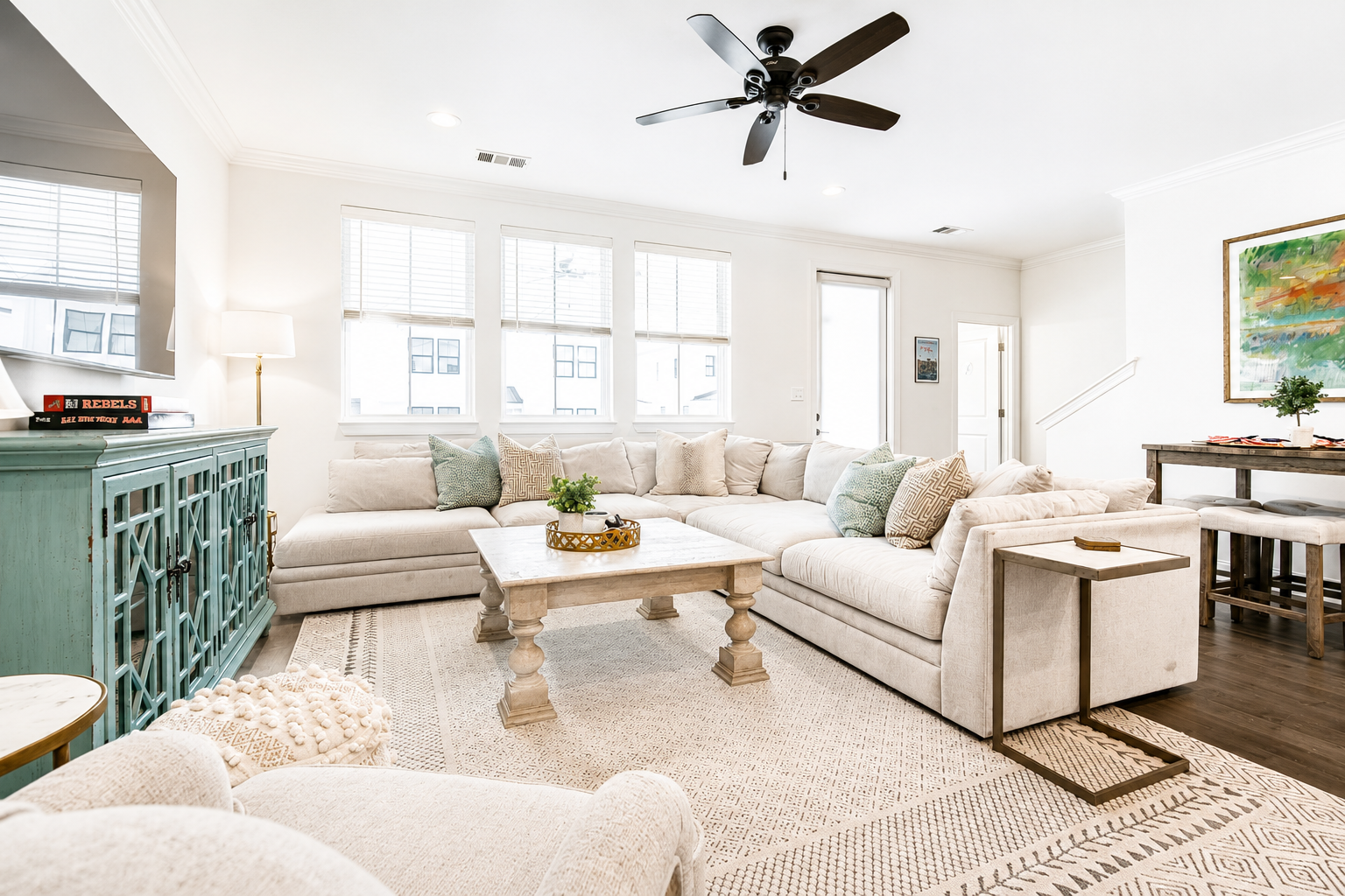 The Getaway, 2mi-SQ+pool by Velvet Ditch Villas