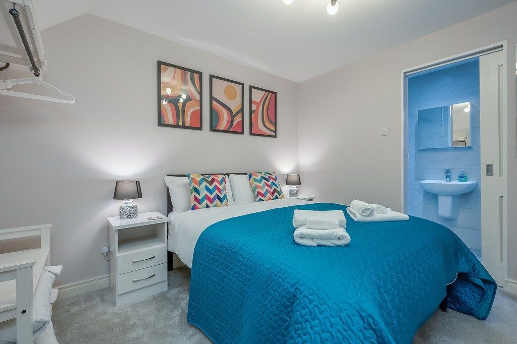 Central Belfast 3 Bed 3 Bathrooms, Secure Parking by StayByNumbers