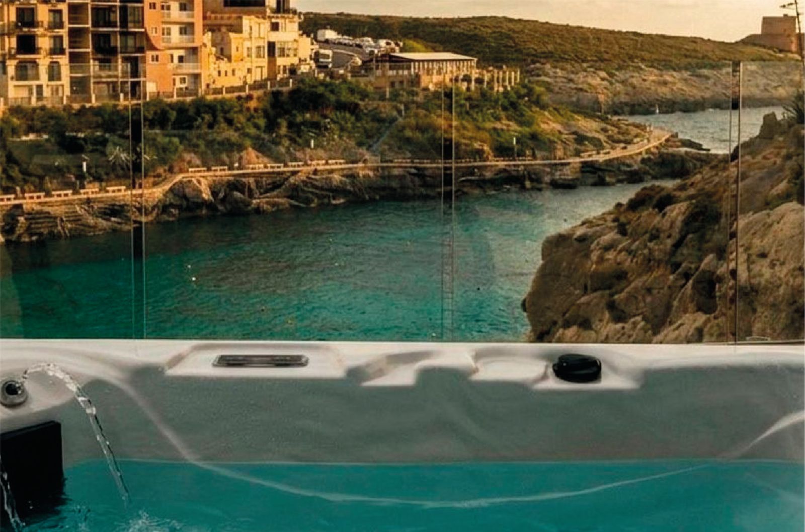 Water's Edge Suite Xlendi – Direct Seafront & Private Roof top with Jacuzzi