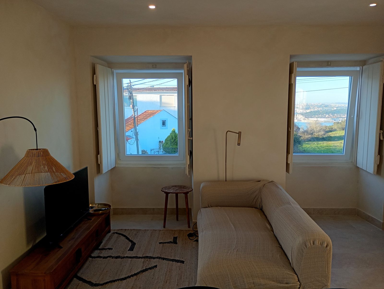 Modern Almada Studio | Ocean View & Rooftop