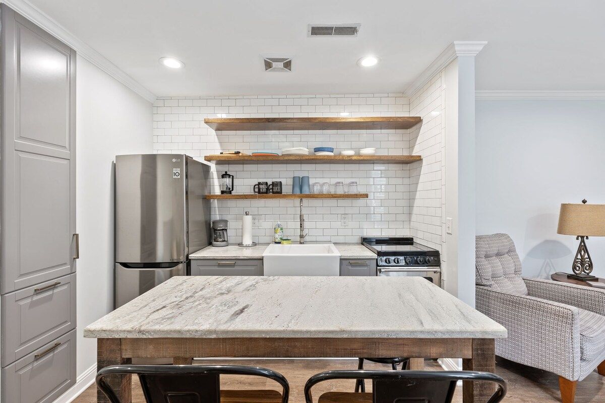 Diamond Courtyard | Historic Downtown | Parking
