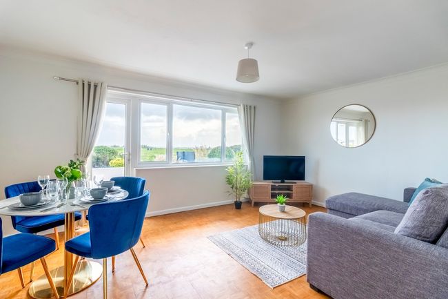 Beautiful Sea View 2 bedroom Sleeps 6-Free Parking