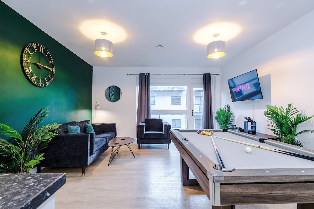 Luxe 2BR Central Apartment | Sleeps 4 | Pool table | Parking | PS4