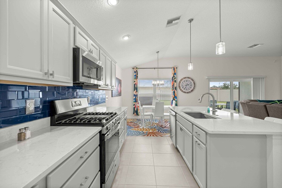 Spacious 3BR · Sleeps 7 · King Bed · Lanai — photo 19