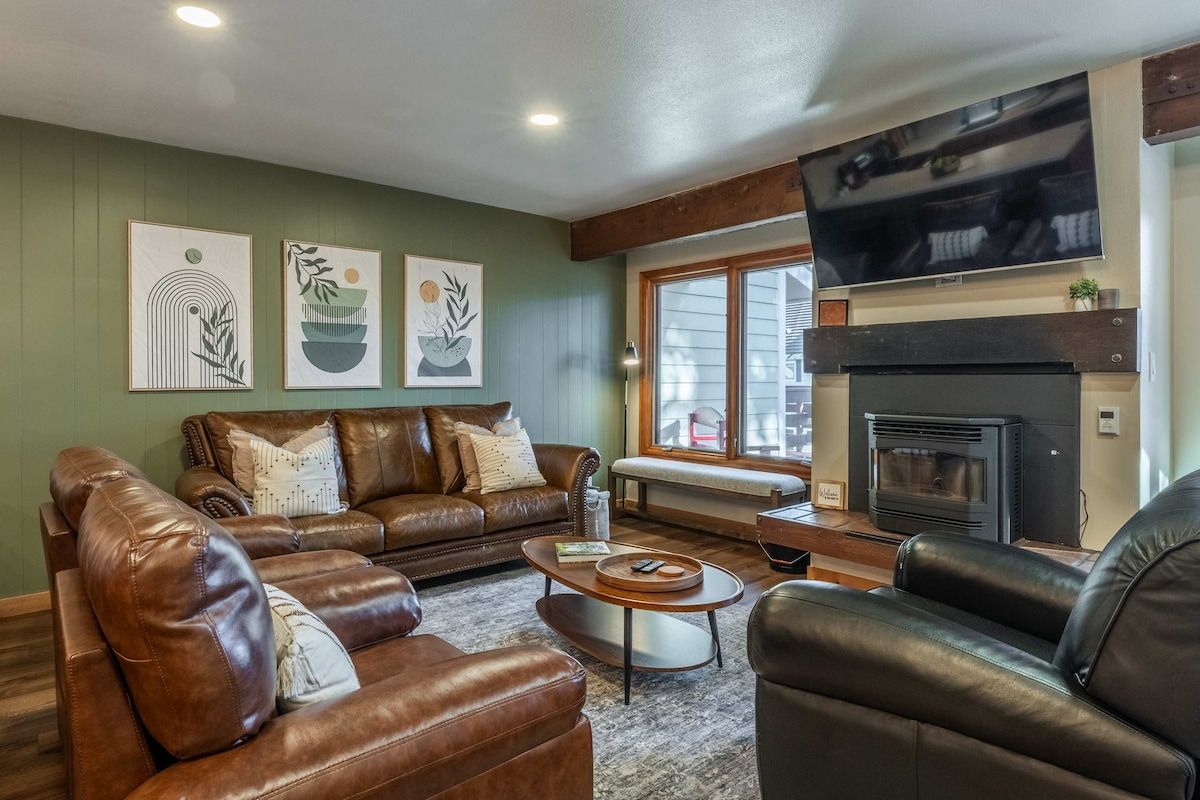 Luxury 3BR Townhome, Walk to Village, Pet Friendly