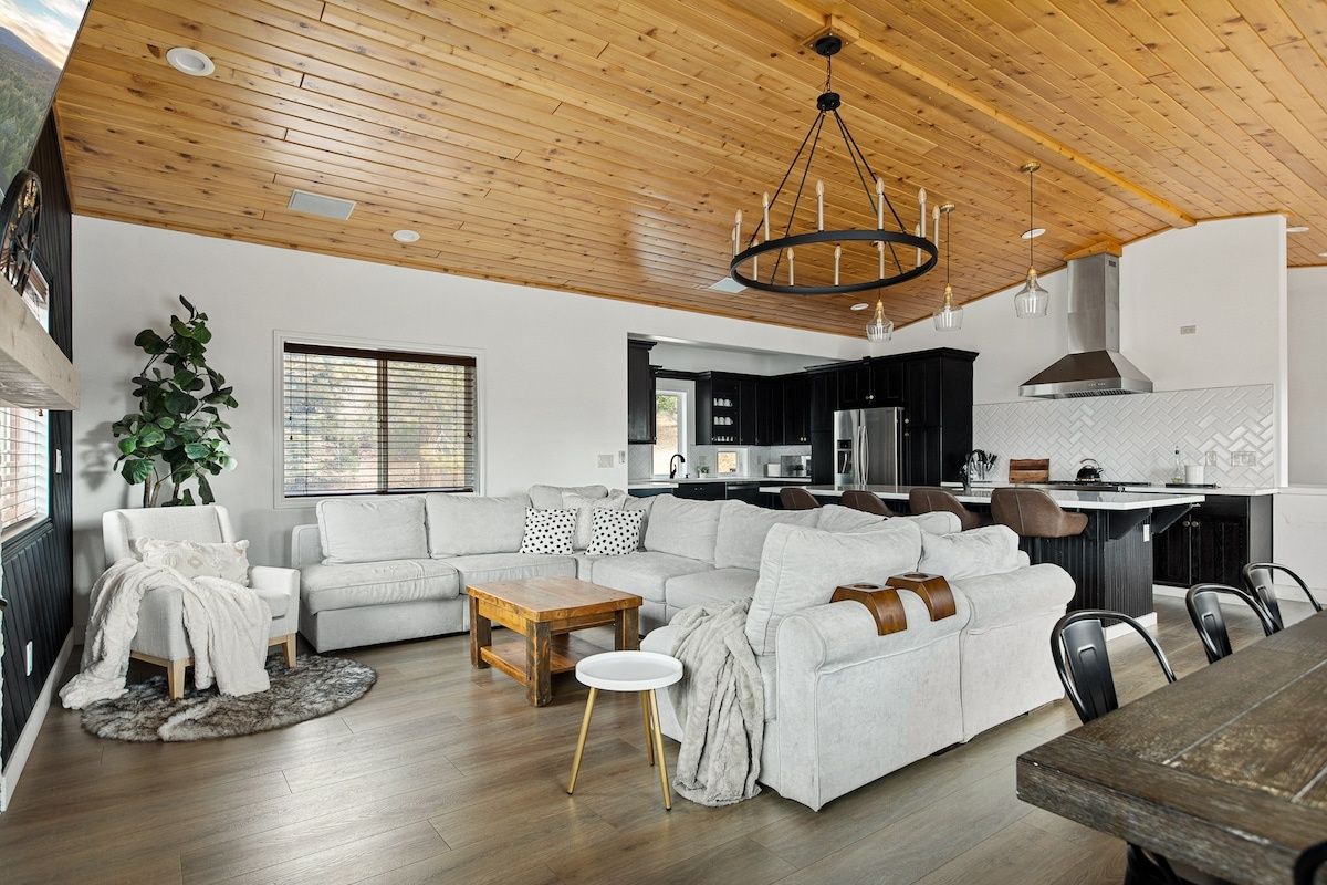 Luxe Mountain Escape | Views • Fire Pit • Gameroom