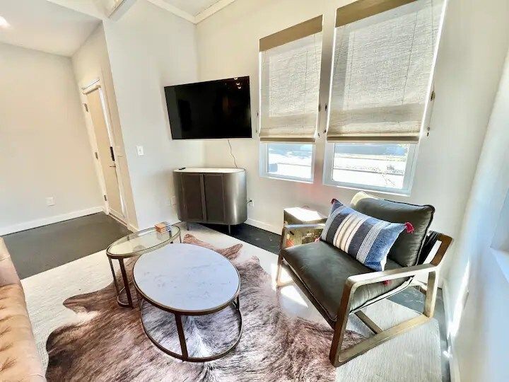 Swanky Retreat - Downtown