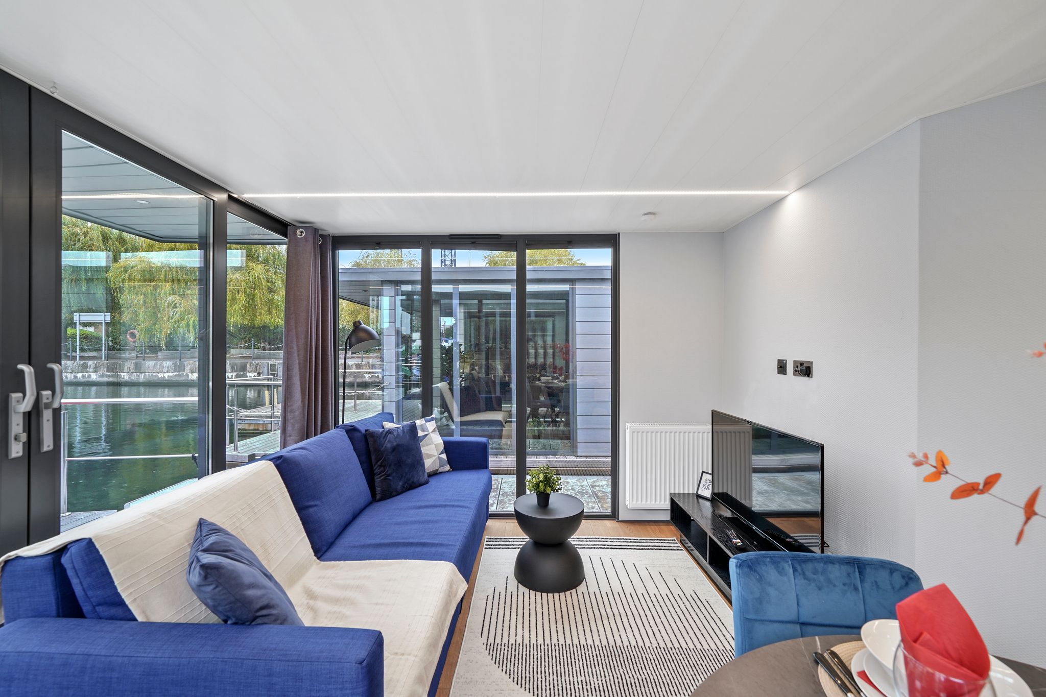 Unique Water Lodge in London - Sleeps 6