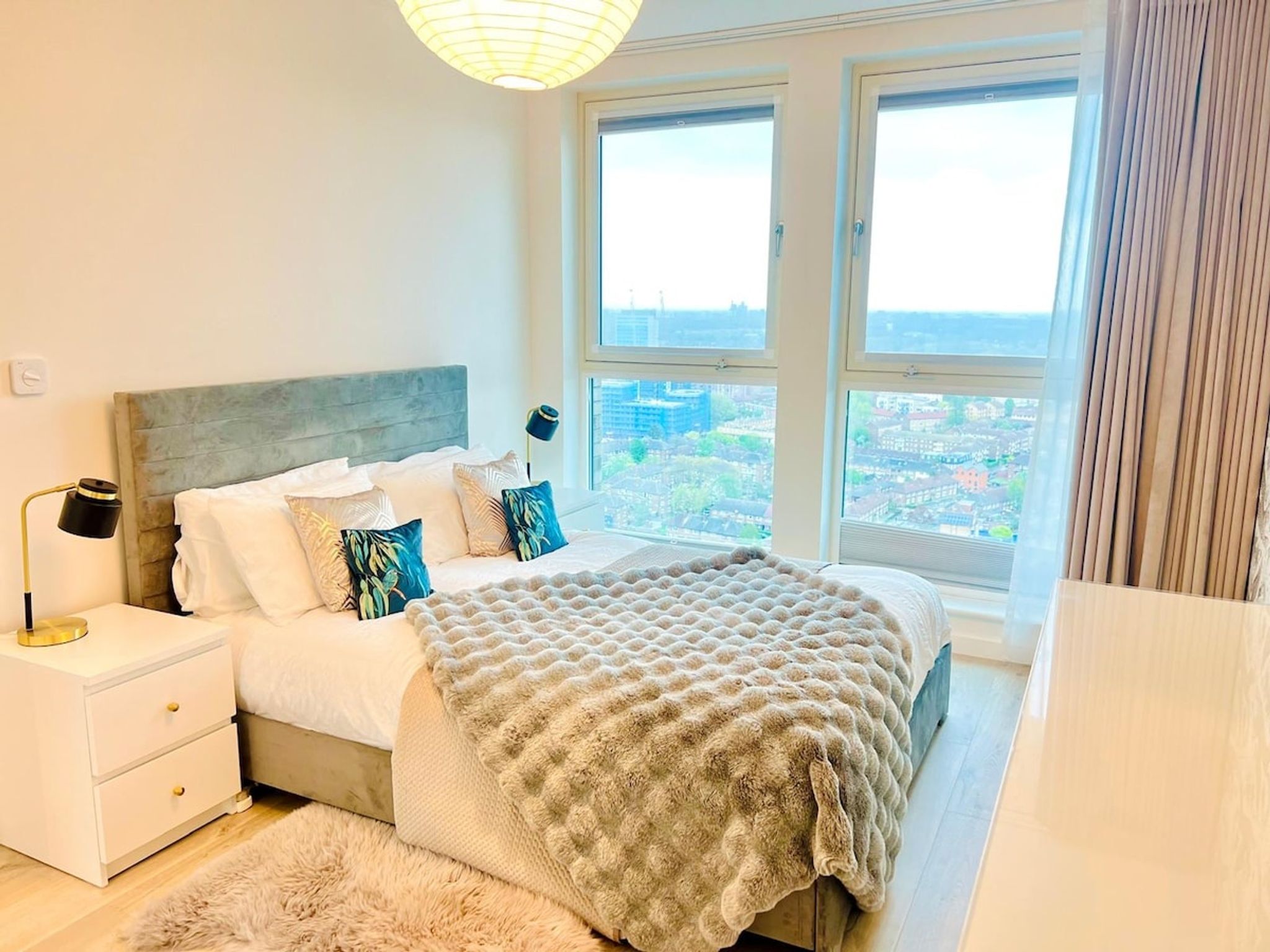 2BR Apt | ExCeL & O2 Area | Contractors| Fast WiFi