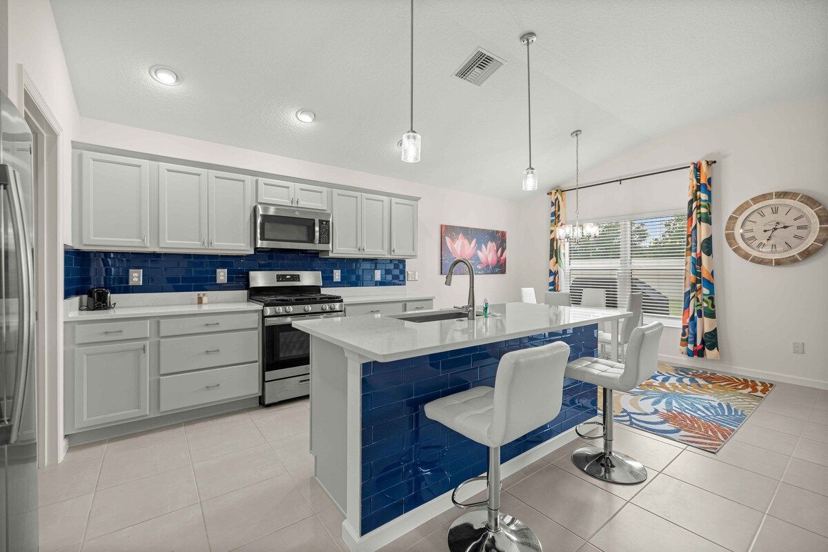 Spacious 3BR · Sleeps 7 · King Bed · Lanai — photo 14