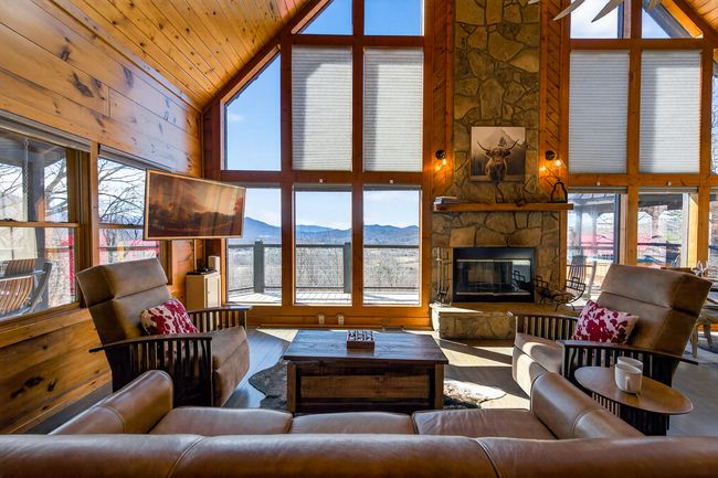 The Smoky Iris ~ 2BR Cozy Cabin w/ Breathtaking Views near Wears Valley