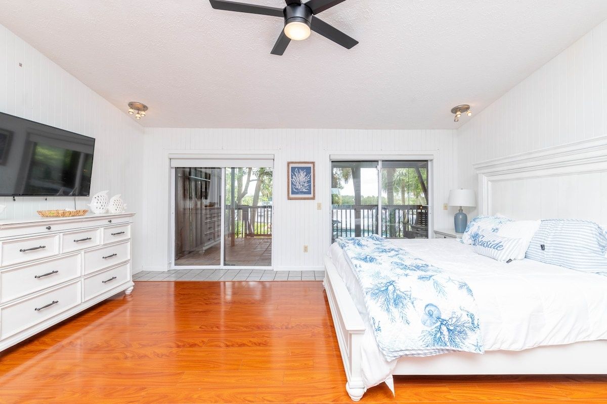 Waterfront 6BR Oasis • Pool • Gym • Huge Dock