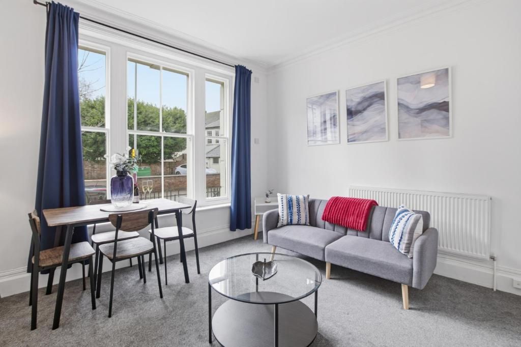 Bright & Central Apartment Steps to Quays