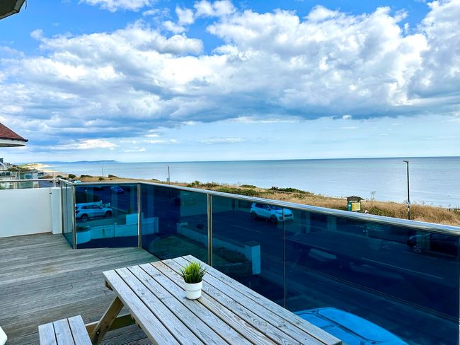Stunning Panoramic Sea View Beach Location 2 bed