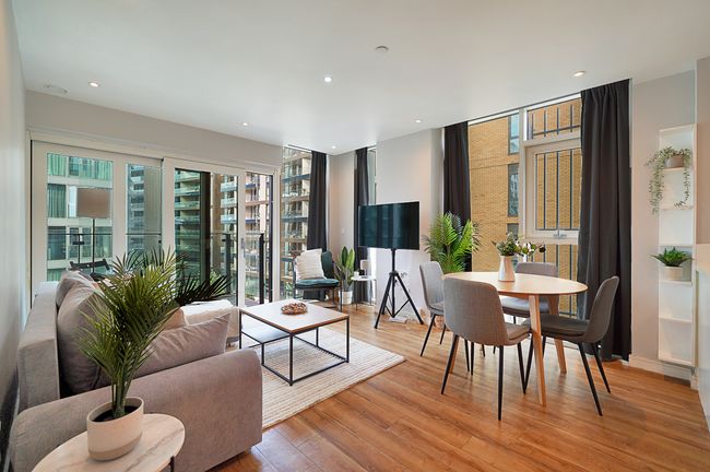Modern 2 Bed in Wandsworth along River Thames