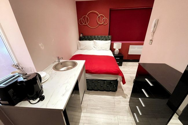 Letzi private en-suite, North Harrow.