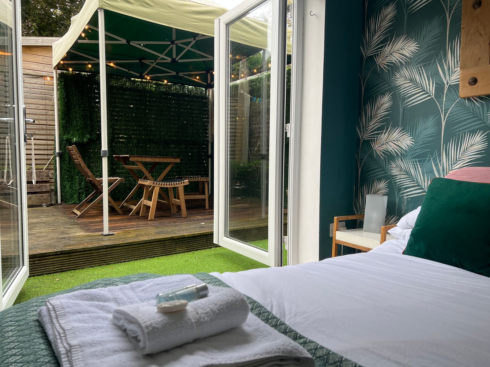 Stylish Coastal Retreat with Hot Tub & Log Burner in Margate