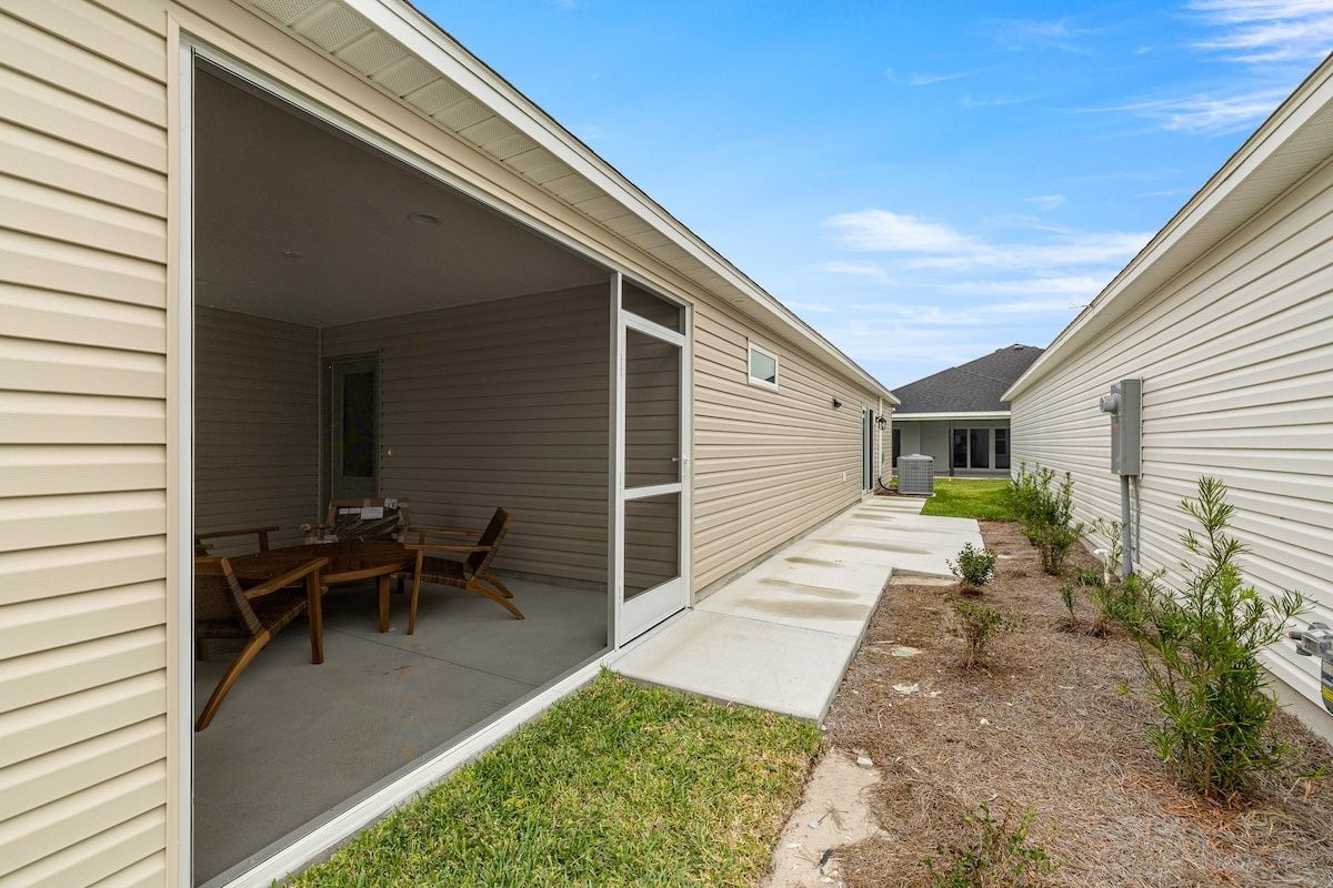 Cozy 2BR Near Eastport Sq. & Middleton | Patio — photo 6