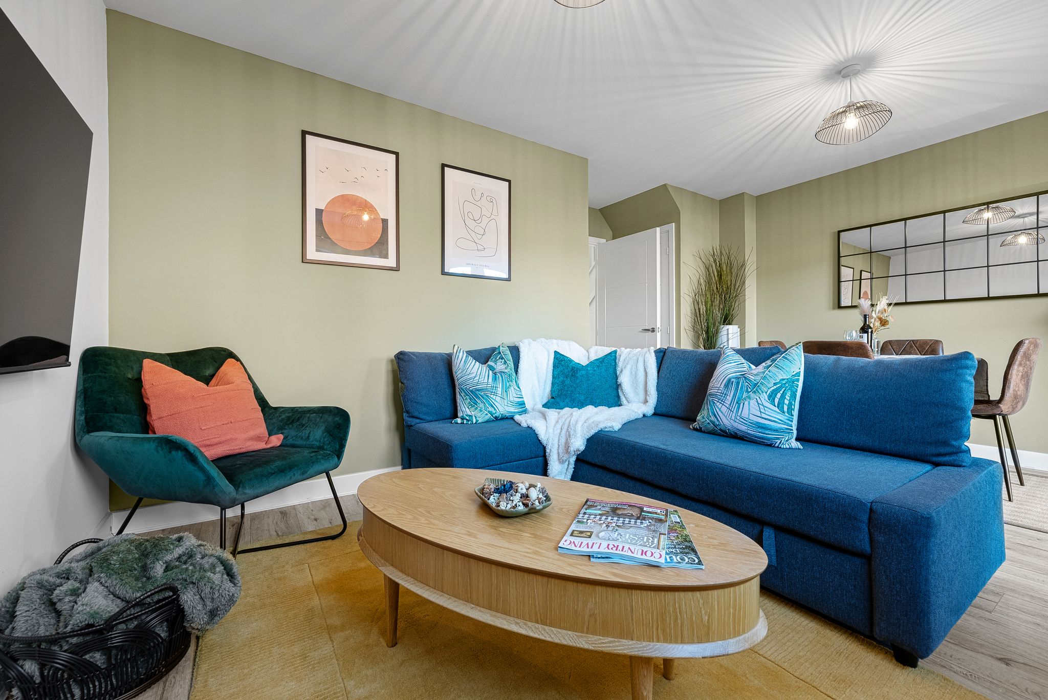 Stylish 4 bed townhouse in Gloucester with 2 parking spaces + superfast Wi-Fi