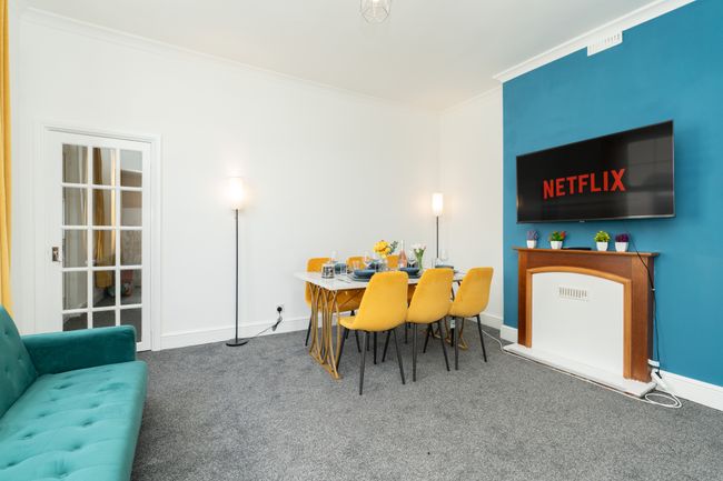 Open Mind Property - 4 Bedroom with 7 Double Beds & Free Parking