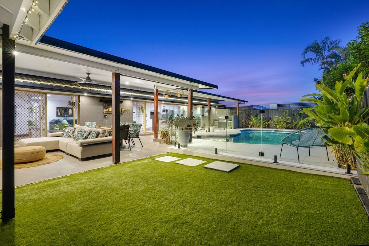 Coastal Haven: 4-bed retreat, moments from beach