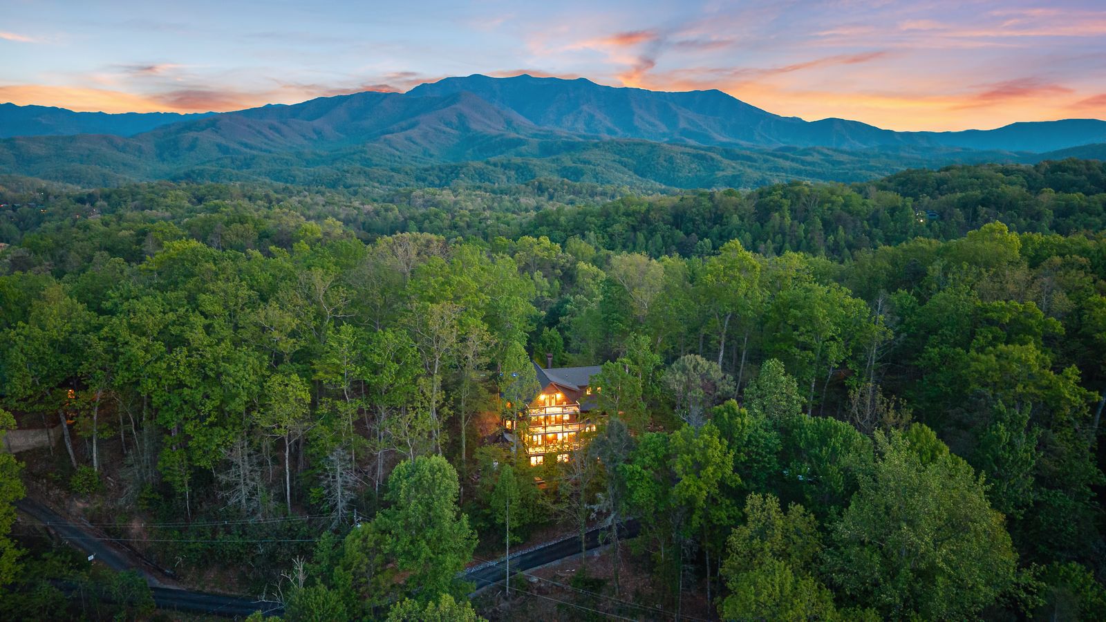 The Highland | Sleeps 33 & Mountain Views