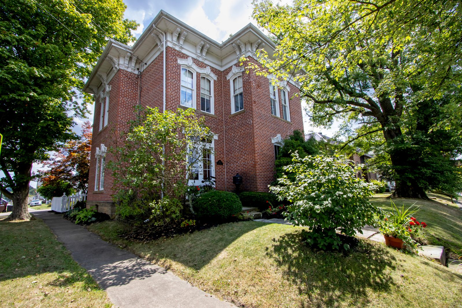 Charming Boutique 1868 Victorian, Downtown Loudonville, Gateway to Mohican