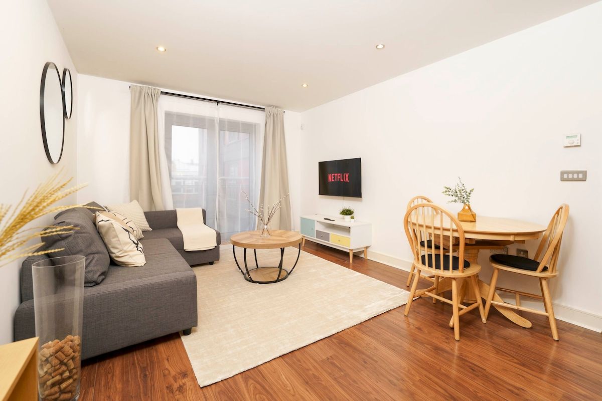 Aldgate Modern 1BR • 2min to Tube • Fast Wi-Fi