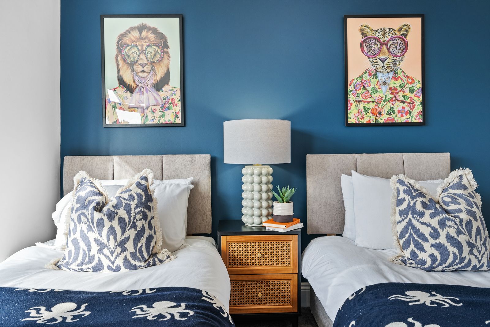 5 BR House Sleeps 11, w/ Parking - South Coast